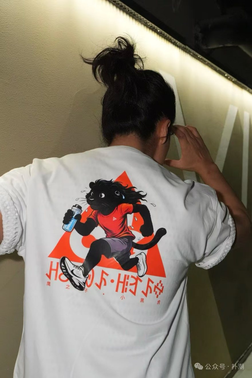 此沙身着小黑虎 Tee